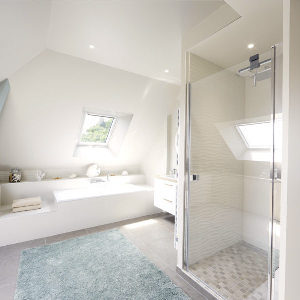 Une salle de bains tout de blanc vêtu avec baignoire en sous-pente et douche à l'italienne, par Catherine Lefret, Architecte d'intérieur et Décoratrice dans les Yvelines et Hauts de Seine, 78 92
